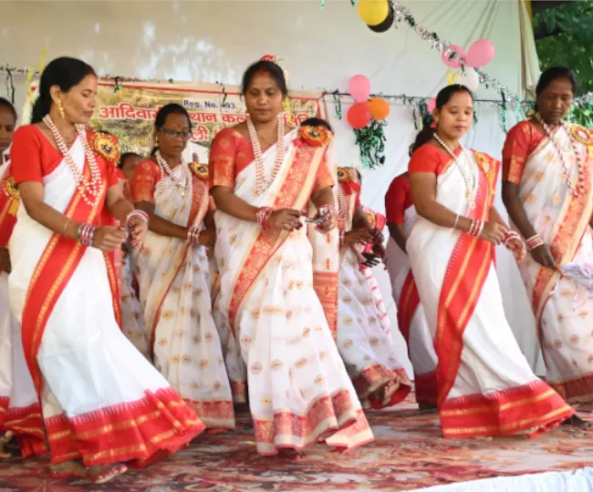 शहनाइ बरातघर में आदिवासी उत्थान कल्याण समिति की ओर से आयोजित कर्मा पूजा में नृत्य करतीं महिलाएं। जागरण